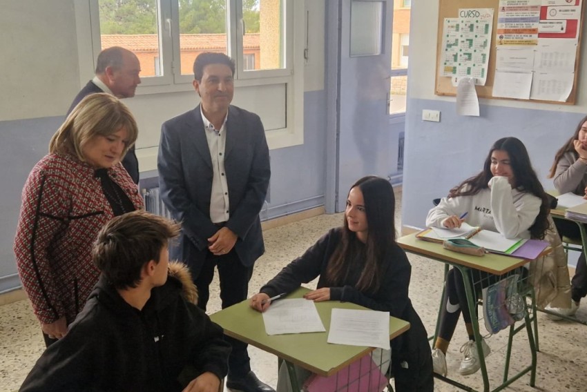 La consejera de Educación visita el colegio Las Viñas de Teruel, uno de los centros donde se concertará segundo de Bachillerato el próximo curso