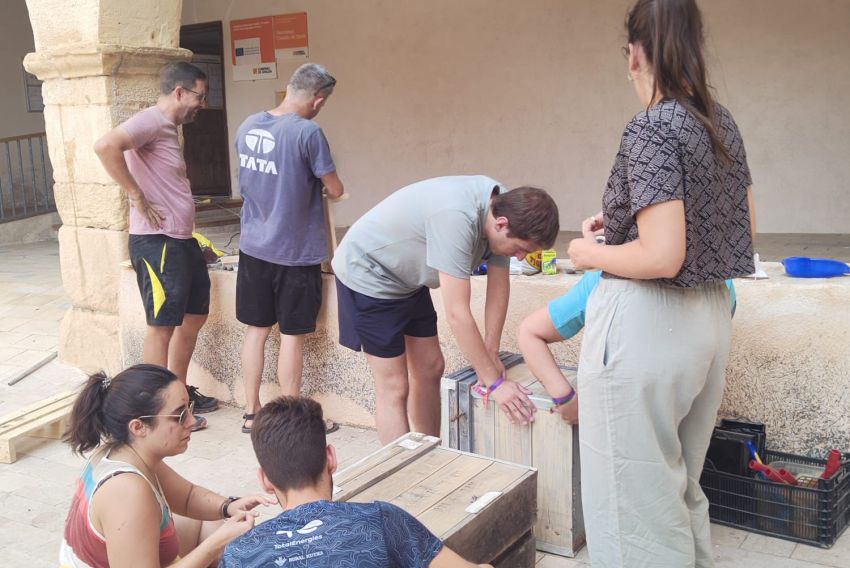 Dos colmenas restauradas invitan a intercambiar libros en las Cuevas de Cañart