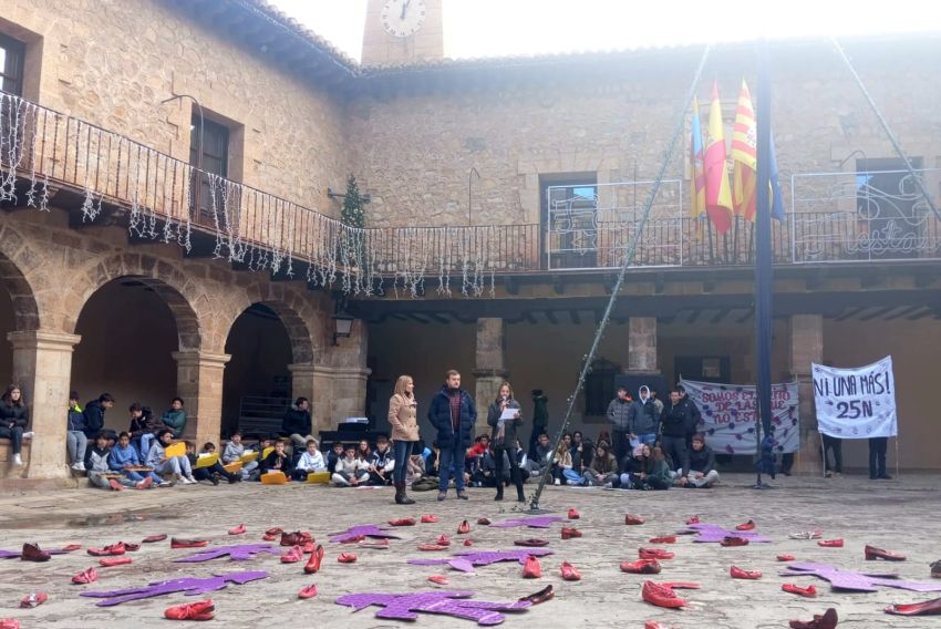 Danza aérea, farolillos, música, cine y lazos morados para decir no a la violencia de género en los pueblos