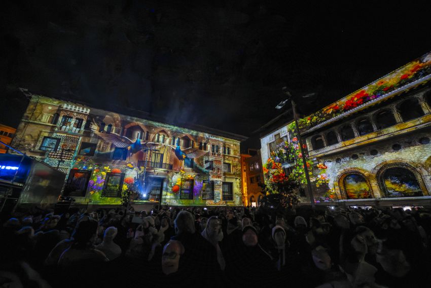 El videomapping sobre los Amantes despierta emoción entre el público