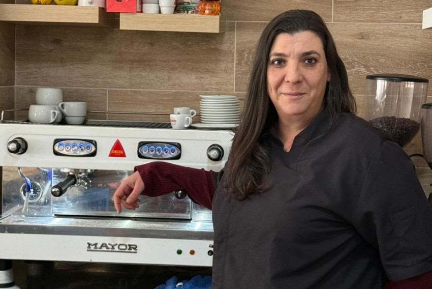 Sonia Lora: la barcelonesa que da vida al multiservicio de Cuevas Labradas