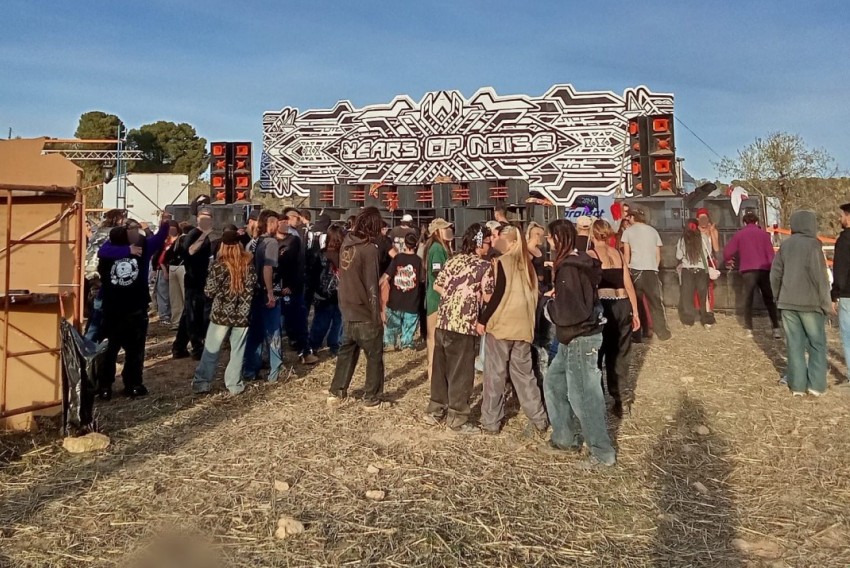 Una ‘rave’ improvisada irrumpe en Mazaleón con un despliegue propio de un festival