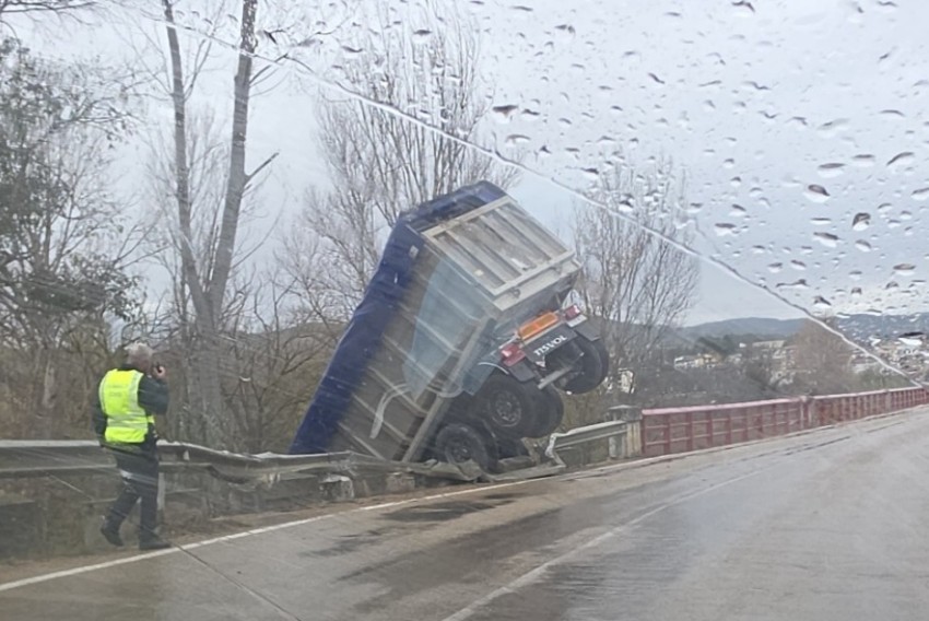 Un camión se sale de la vía en  la A-225 entre Aguaviva y Mas de las Matas