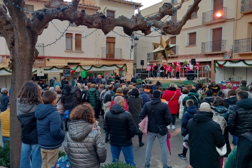 Mas de las Matas inicia la Navidad con el encendido de luces y un mercado