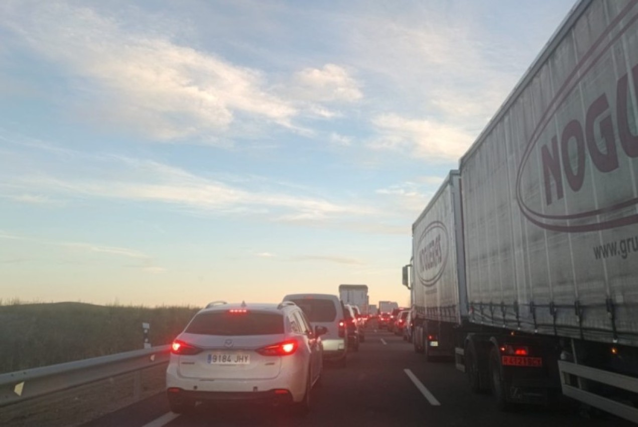 La A-23, cortada 2 horas en sentido Levante por el incendio de un coche