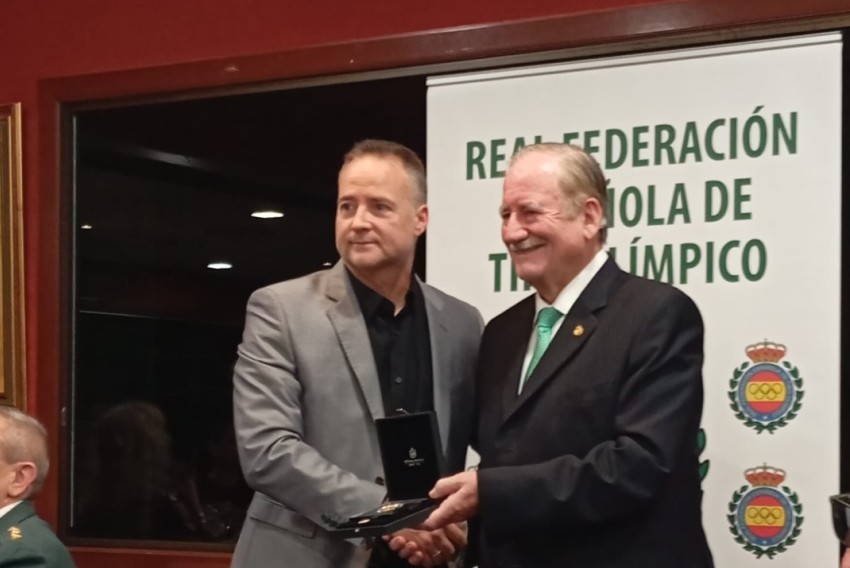 José Luis Jiménez Carbó recibe la medalla del Comité Olímpico Español