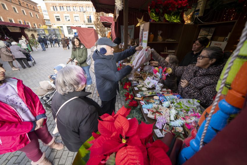 El Mercadillo Solidario Navideño no defraudó a nadie y tuvo una excelente colaboración