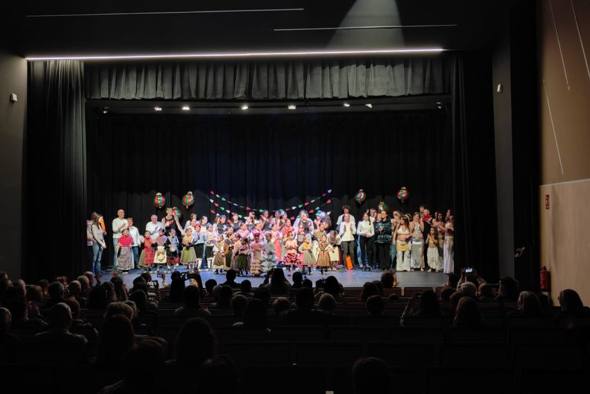 El Encuentro de Tradiciones Navideñas llena de emoción con mucho arte y magia el auditorio Torre del Salvador