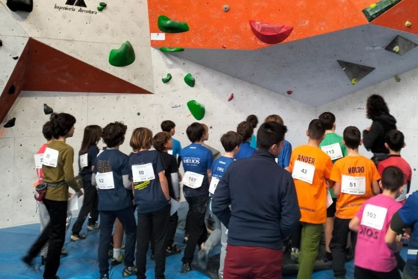 Casi cien jóvenes en el inicio de la temporada de escalada escolar en Alcorisa