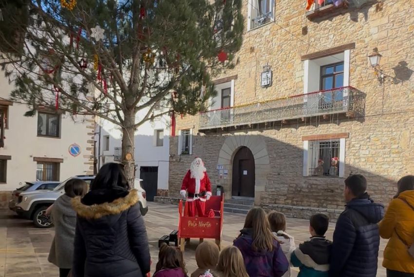 Papá Noel visita Linares y deja su trineo para que los niños y mayores se monten
