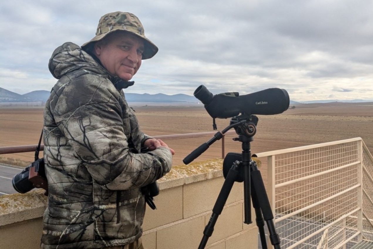 Francesc Anguas, aficionado a la ornitología: “Las entradas y salidas de  las grullas al dormidero en Gallocanta son espectaculares”