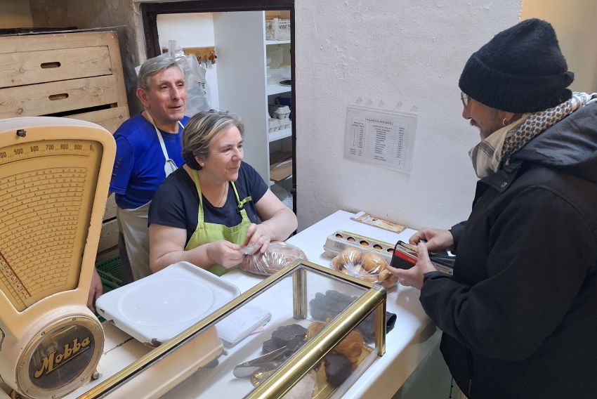 La panadería de Burbáguena cierra un siglo y tres generaciones después
