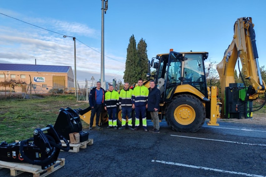 Alcañiz incorpora una excavadora mixta para mantener caminos rurales