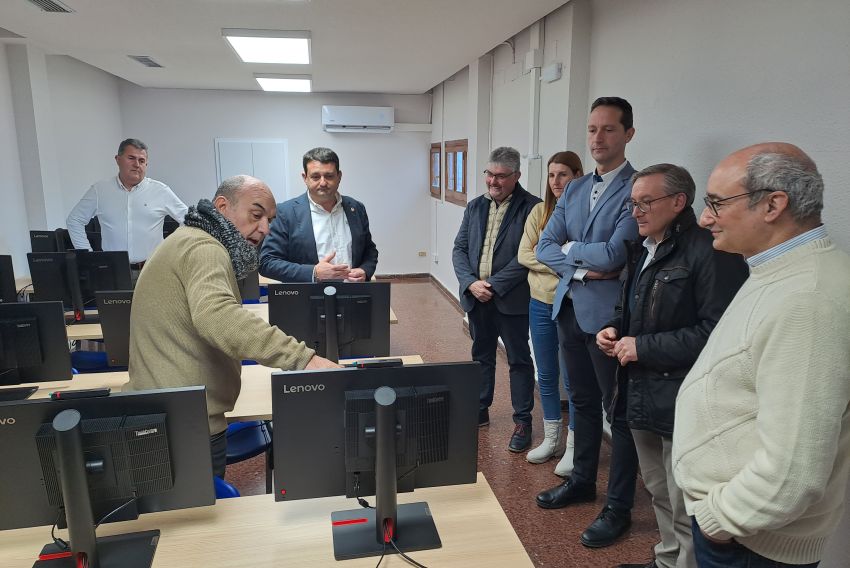 Alcañiz cuenta con un aula digitalizada en el Casino para los exámenes teóricos de la DGT