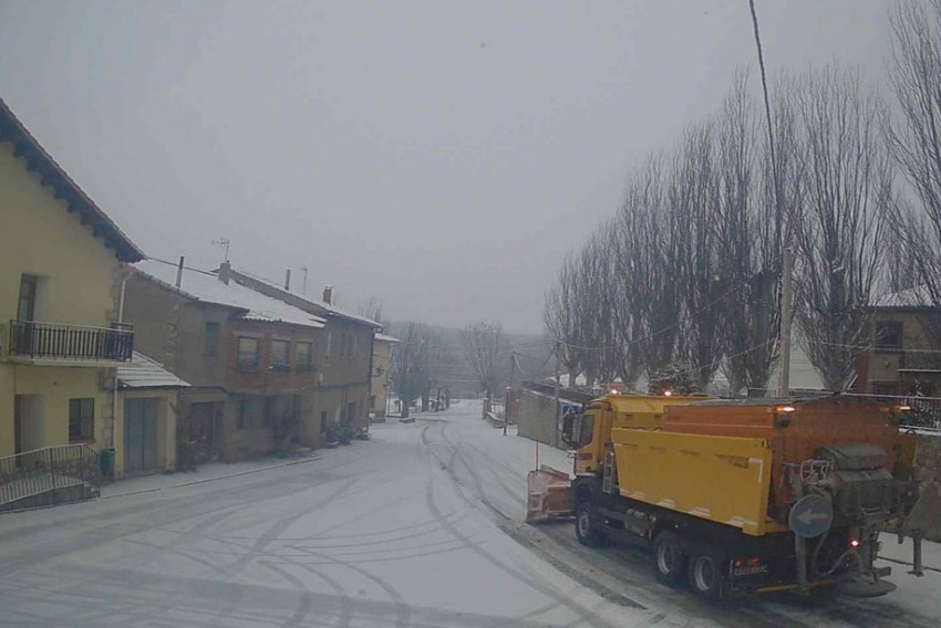 La nieve complica la circulación en una veintena de carreteras de la provincia de Teruel y obliga a usar cadenas