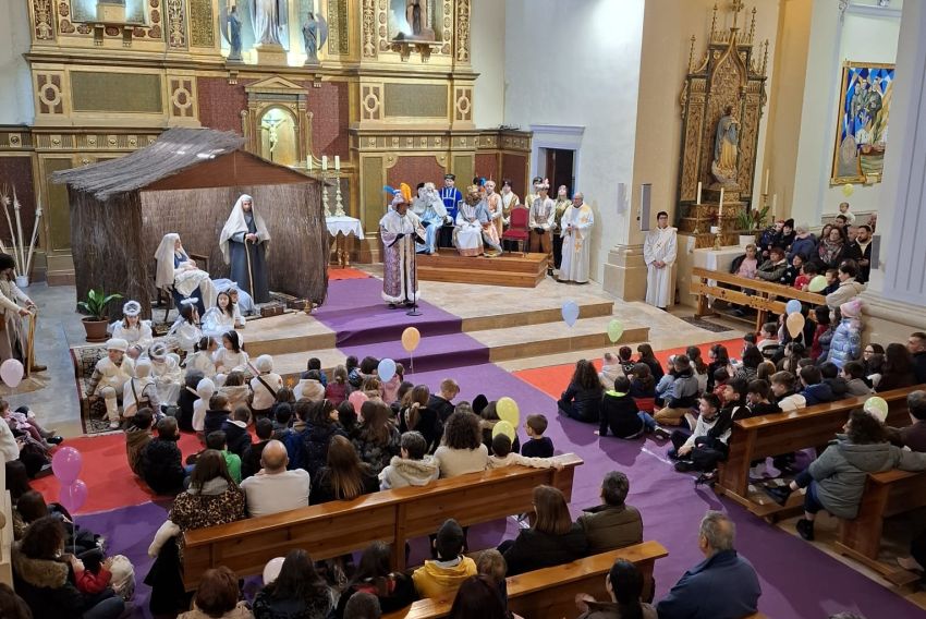 La ilusión de los turolenses más pequeños ayuda a los Magos a sobreponerse  al temporal de frío y nieve