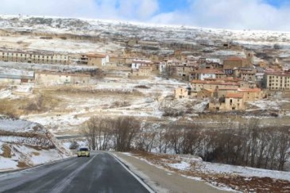 Valdelinares ve en la carretera entre el pueblo y la estación de esquí un gran revulsivo