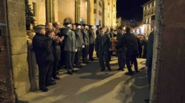 Aplausos de los vecinos para recibir en Alcañiz los féretros de los dos guardias civiles asesinados