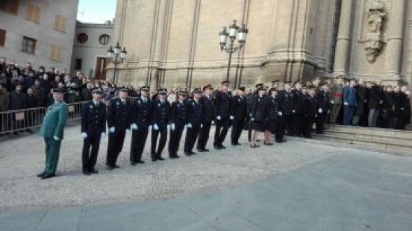 Agentes de varias unidades policiales rinden honores a los guardias asesinados en el funeral que se celebra en Alcañiz