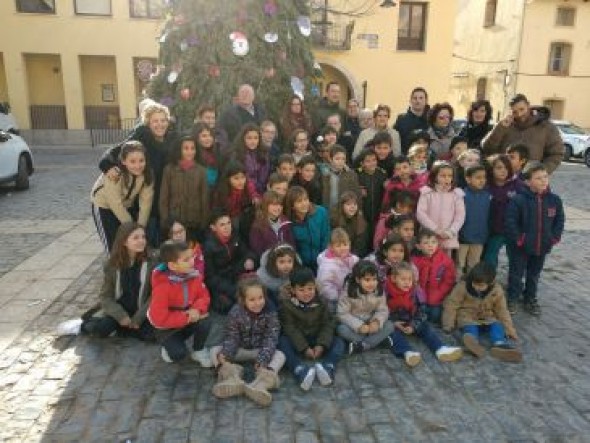 Cedrillas instala un gran árbol navideño con material reciclado