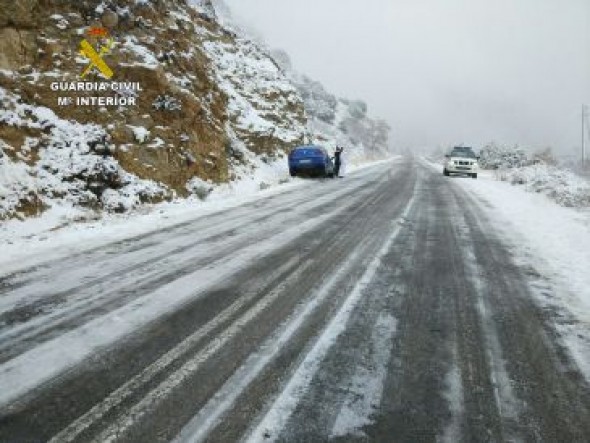 La Guardia Civil rescató el 6 de enero a once personas ocupantes de cuatro vehículos bloqueados por la nieve en Valdelinares