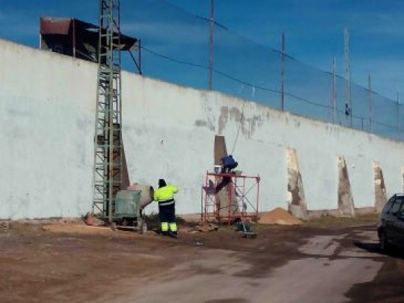 La Comarca del Bajo Aragón rehabilita los muros del campo de fútbol de Alcorisa