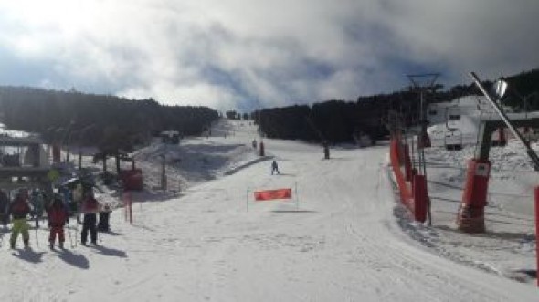 Las estaciones de Javalambre y Valdelinares celebran el Día de la Nieve cediendo el protagonismo a los niños