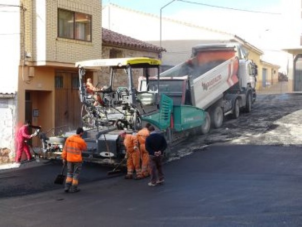 Alcorisa repavimenta 2.000 metros de tres calles con el pavimento muy deteriorado