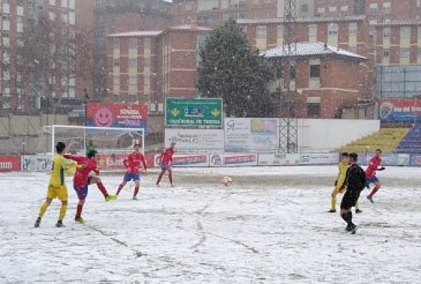 El CD Teruel empata con el Almudévar en el césped nevado de Pinilla