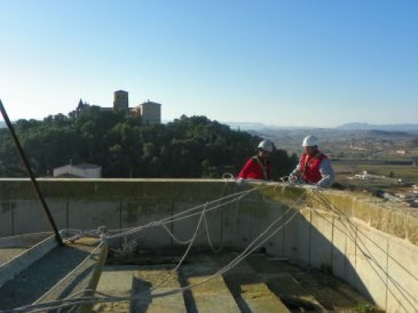 Retiran los nidos de cigüeñas de la torre gótica de Alcañiz para empezar las obras