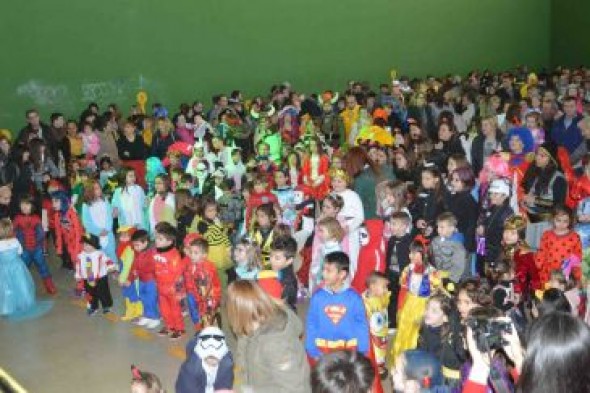 El Carnaval infantil llena el frontón de Alcañiz de colorido y descontrol