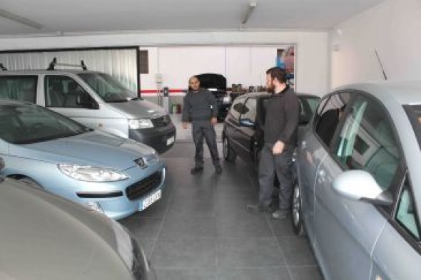 Un joven crea con éxito un taller y venta de vehículos de ocasión en Valdecuenca con apoyo del Leader