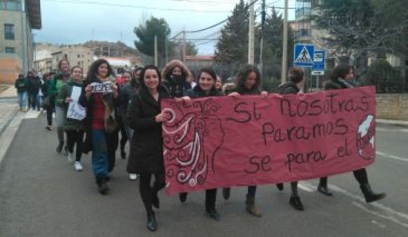 Alrededor de 100 personas marchan en Cantavieja reclamando igualdad entre mujeres y hombres