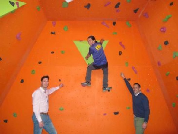 El Pabellón Los Planos estrena un muro de escalada sin cuerda