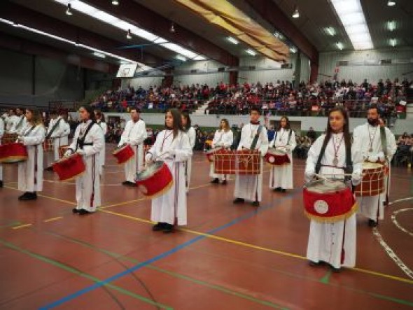 Los redobles de tambores anuncian la Semana Santa en Monreal y Muniesa