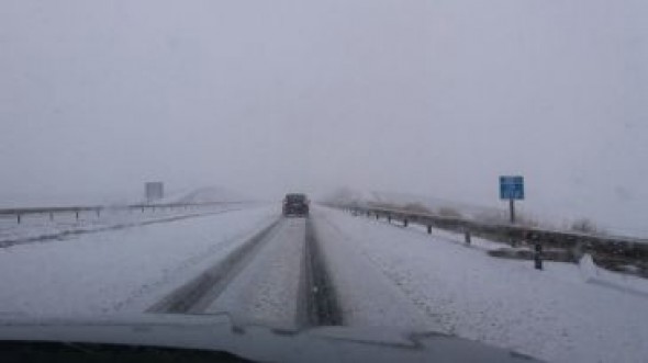 La nieve obliga a circular con precaución en la A-23 en Paniza