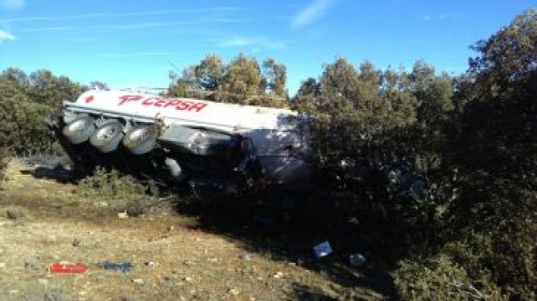 El conductor de un camión accidentado en el Maestrazgo, evacuado en helicóptero a un centro sanitario