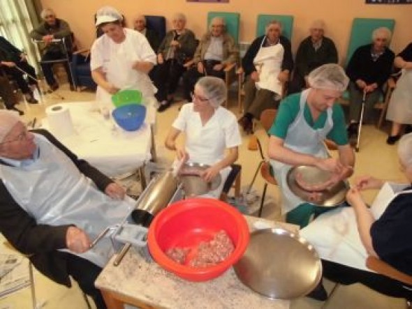 Los mayores de la residencia de Cedrillas hacen memoria para preparar el matacerdo