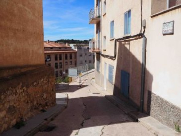 La calle Cuevas del Siete de Teruel sigue cortada diez meses después del desprendimiento