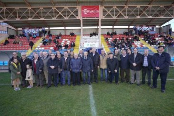 El CD Teruel reconoce con la insignia del club a sus exjugadores