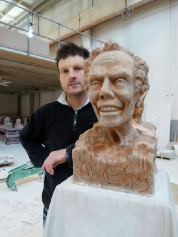 “La fuerza de un coloso”, homenaje del escultor José Miguel Abril al modista Manuel Pertegaz en el centenario de su nacimiento