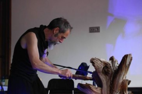Silberius de Ura, músico: “Fusiono tecnología electrónica con flautas hechas con huesos de buitres y con la voz”