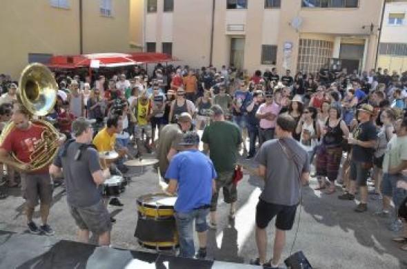 Tamborilé vuelve a poner la música en la calle de Mezquita de Jarque en su décima edición