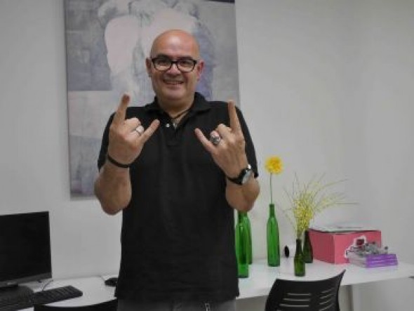 Vicente Esplugues, director de La Sotana Metálica: “Llegué a la sensibilidad por temas sociales; antes por la música que por el Evangelio”