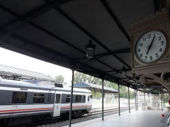 La avería de un tren obliga a trasladar a los viajeros en autobús a Zaragoza