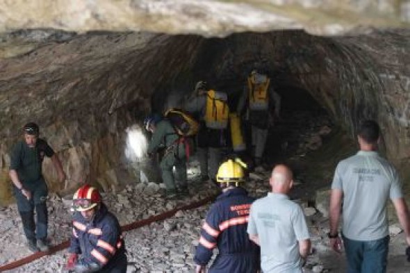 Guardia Civil y bomberos rescatan a tres espeleólogos en la cueva de la Obriga en El Vallecillo