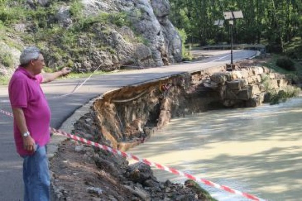 El desbordamiento del Guadalope causa graves daños en carreteras en Aliaga