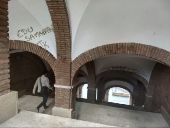 La Policía Nacional identifica a los presuntos autores de grafitis en el pasaje del Deán Buj, un vehículo y una fachada