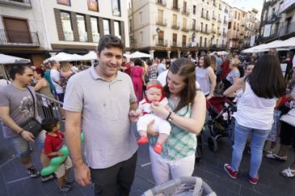 GALERÍA DE FOTOS: Los bebés turolenses tienen su primer contacto con la Vaquilla