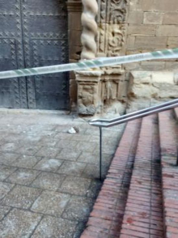 Se desprenden pedazos de argamasa de la fachada de la iglesia del Carmen